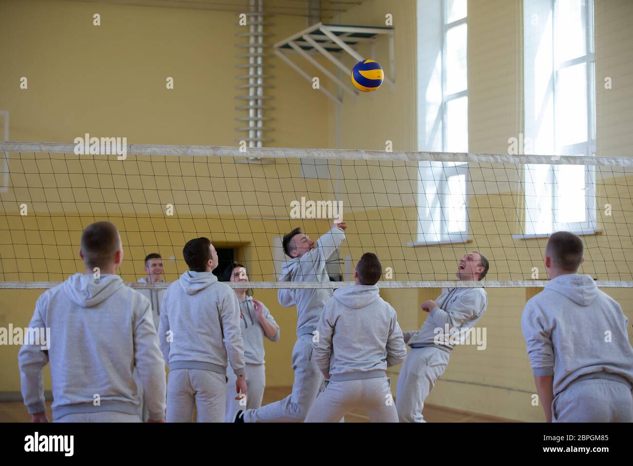 Biélorussie, ville de Gomil, 12 avril 2017. Une leçon ouverte dans le collège de l'éducation physique. Les gens jouent au volley dans la salle de sport. Banque D'Images