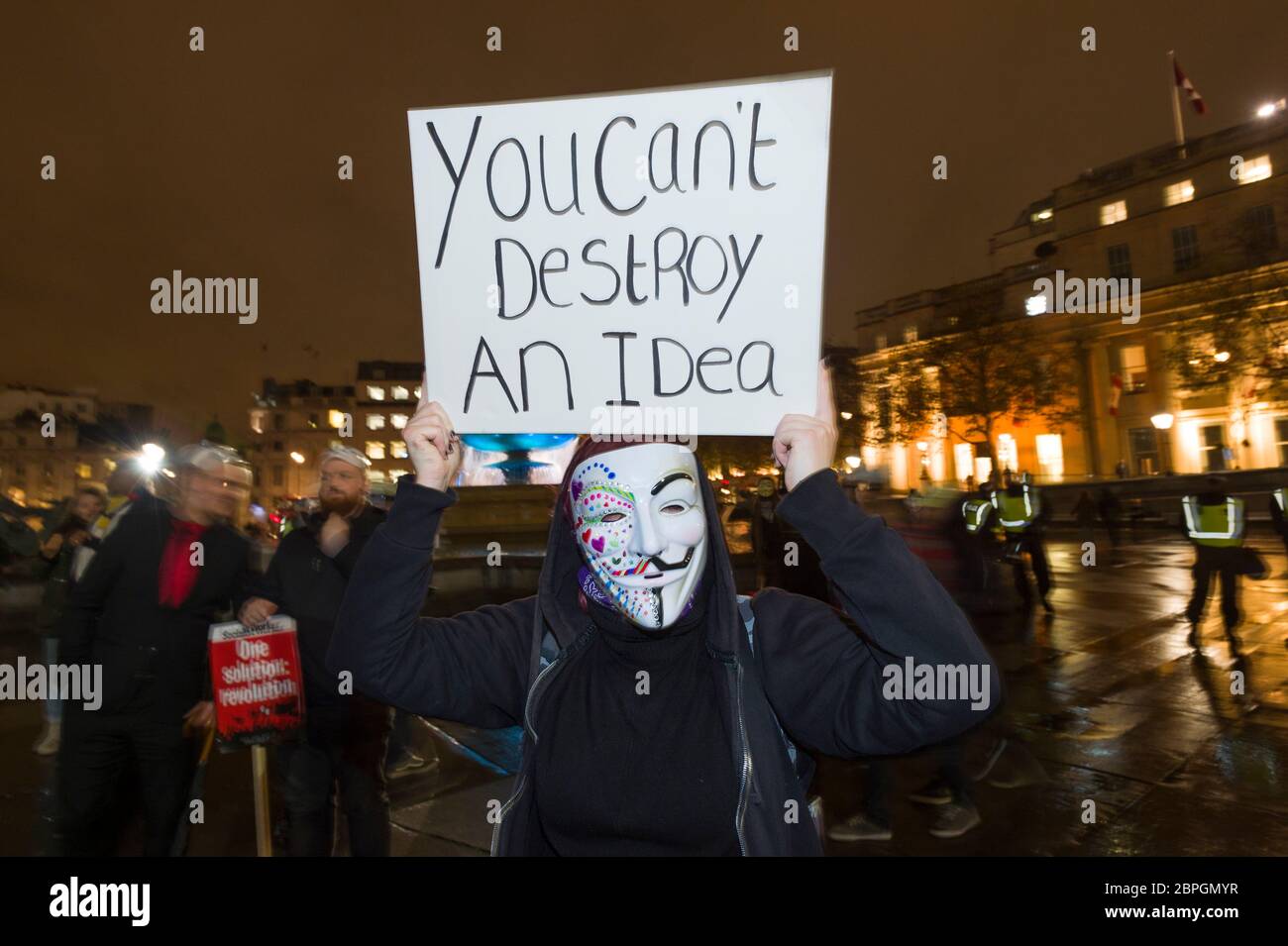 La « Marche du masque de lion » voit des manifestations porter un V pour des masques de type Vendetta Guy Fawkes et manifester contre l'austérité, la violation de l'ir civil Banque D'Images