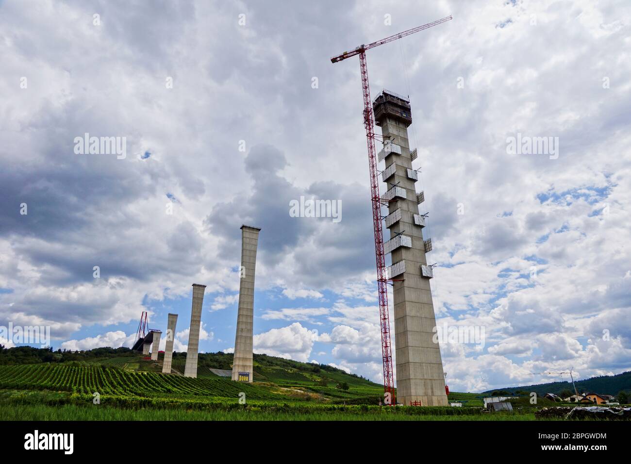 Zeltingen-Rachtig Allemagne - 30 juillet 2015 - Construction du pont sur la rivière Mosel (Hochmoselbrücke sur l'autoroute E42) en Allemagne Banque D'Images