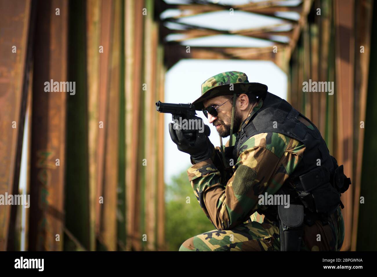 Soldat En équipement Militaire Avec Une Arme à Feu Sur Fond Blanc Un  Commando En Uniforme Avec Une Arme à Feu Pour Viser Et Attaquer