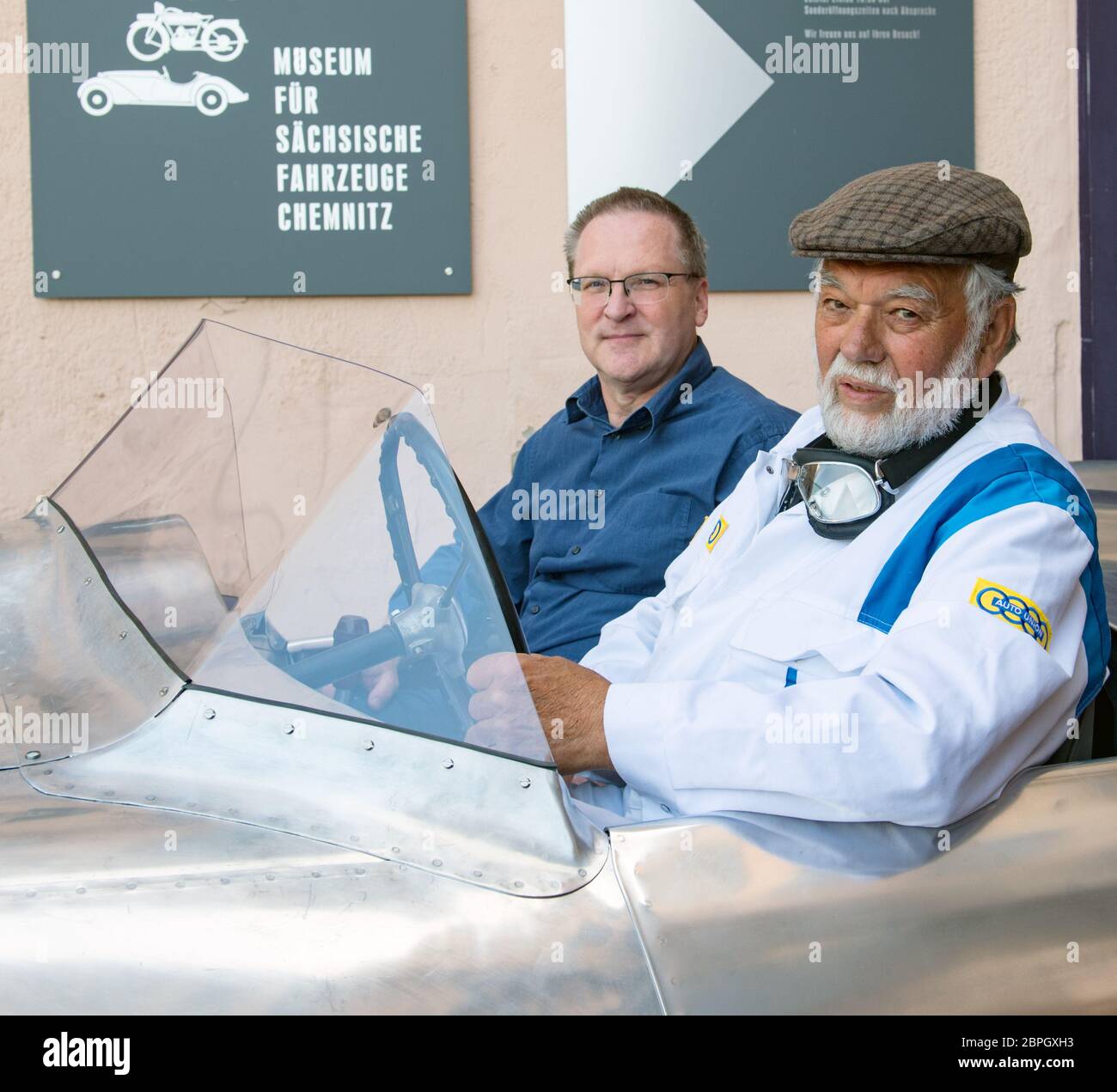 19 mai 2020, Saxe, Chemnitz: Frieder Bach (r), collectionneur et restaurateur de voitures anciennes, siège dans la dernière et toute nouvelle voiture de sport DKW F9 à Chemnitz, à côté de Sören Scheffler de l'Institut Fraunhofer IWU. Bach a donné vie à ce véhicule sur la base d'un dessin de 1940, qu'il a découvert par hasard tout en cherchant une exposition au Musée des véhicules saxons. C'était le croquis de la dernière voiture de sport que DKW, alors sous l'égide de Auto Union, voulait construire. Le véhicule devait à l'origine participer à la course Berlin - Rome en 1938, mais la guerre l'a empêché de produire. Banque D'Images