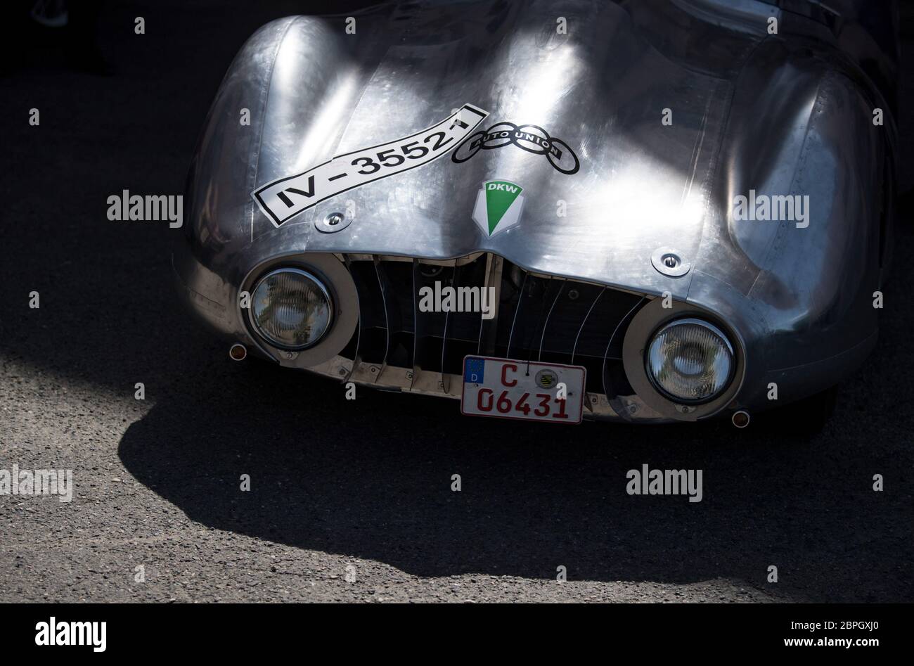 19 mai 2020, Saxe, Chemnitz: La dernière et toute nouvelle voiture de sport DKW F9 est garée dans une ferme de Chemnitz. Le collectionneur et restaurateur de l'ancien temps Bach a donné vie au véhicule après un dessin de 1940, qu'il avait découvert par hasard lors d'une recherche pour une exposition au Musée des véhicules saxons. C'était le croquis de la dernière voiture de sport que DKW, à cette époque sous l'égide de Auto Union, voulait construire. Le véhicule devait à l'origine participer à la course Berlin - Rome en 1938, mais la guerre l'a empêché de produire. Plus de 75 ans plus tard, la voiture est maintenant construite, avec le hel Banque D'Images