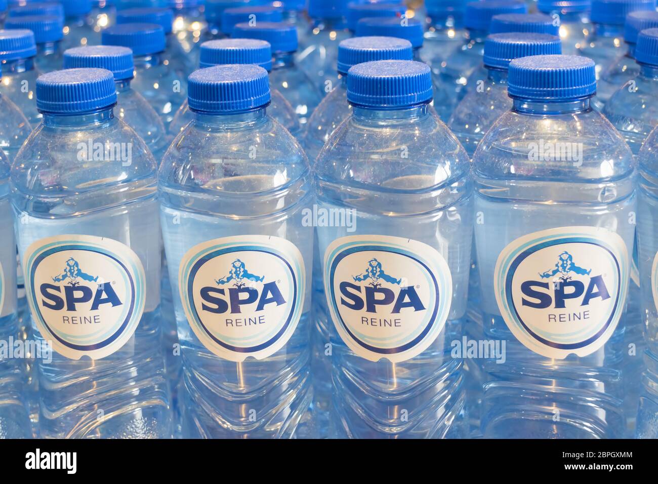Rotterdam, pays-Bas - 18 janvier 2020 : bouteilles en plastique avec  boissons à l'eau minérale Spa Reine à Rotterdam, pays-Bas Photo Stock -  Alamy