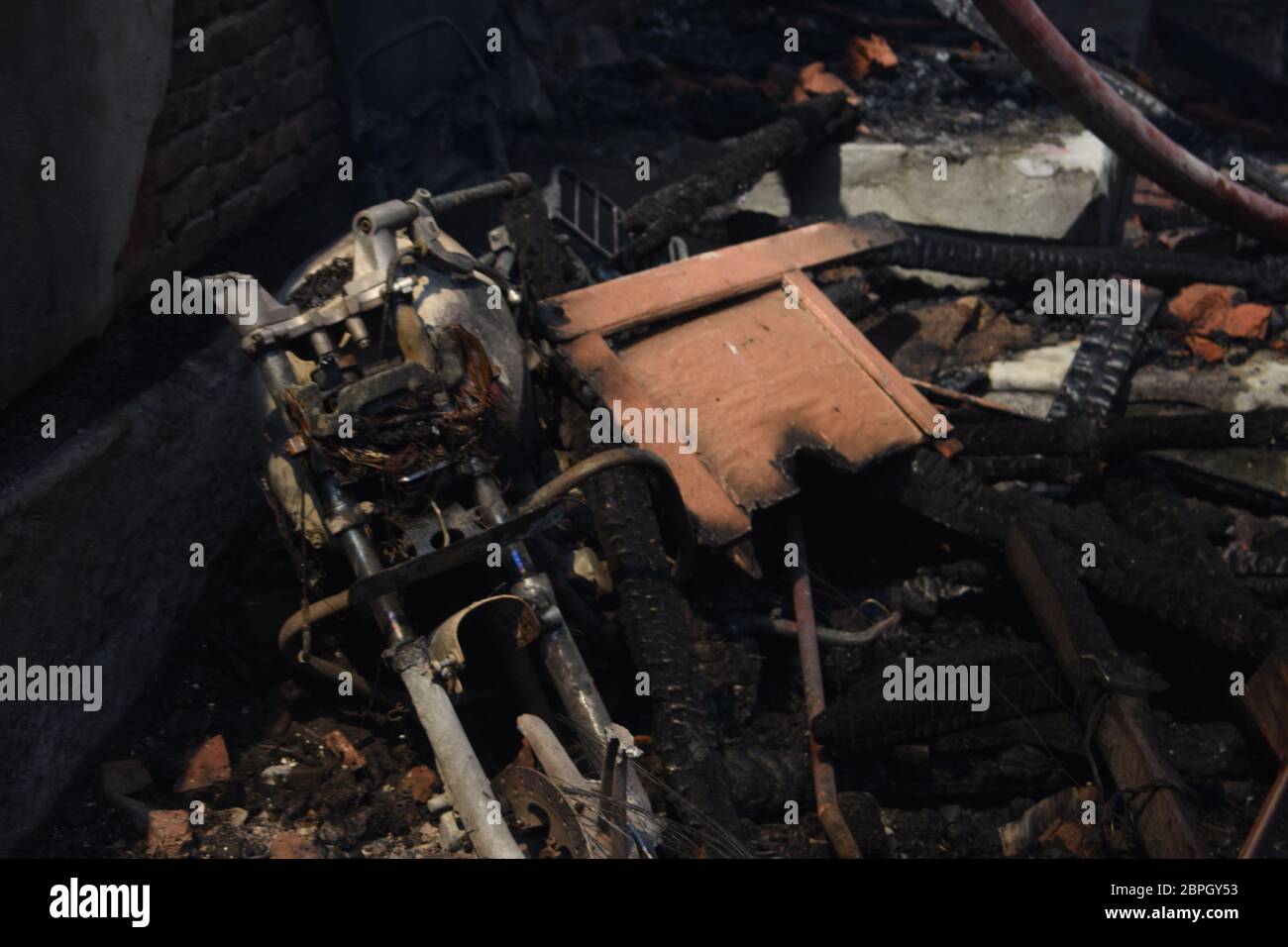 srinagar 19 et 2020 mai. Le véhicule a brûlé dans le feu à la vue de la fusillade dans la vieille ville NawaKadal région de srinagar. Banque D'Images