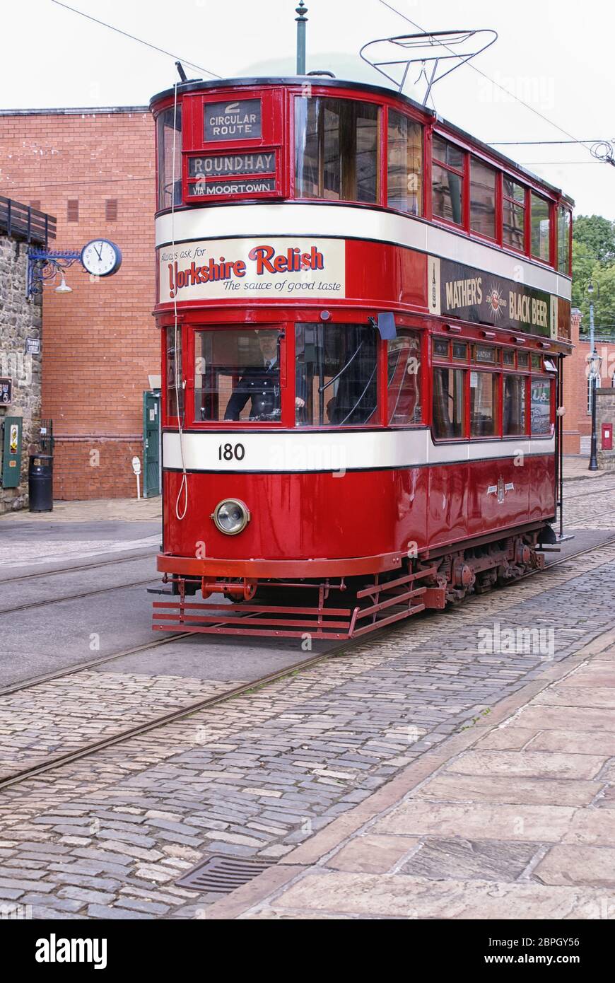 Le tramway Horsfield de Leeds City conservé n°180 dans la vieille ville Section du musée du tramway de Crich Derbyshire le jour du Yorkshire à l'été 2007 Banque D'Images