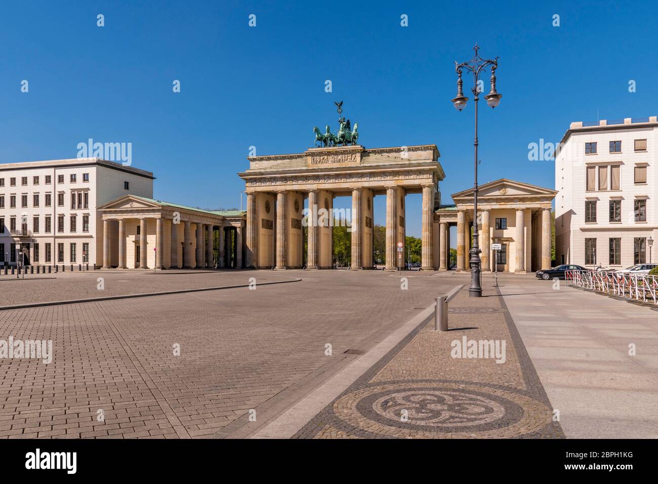 Des rues et des places vides à Berlin pendant la crise de la couronne. En raison de la pandémie de Covid-19, la ville semble déserte. Porte de Brandenburger Banque D'Images