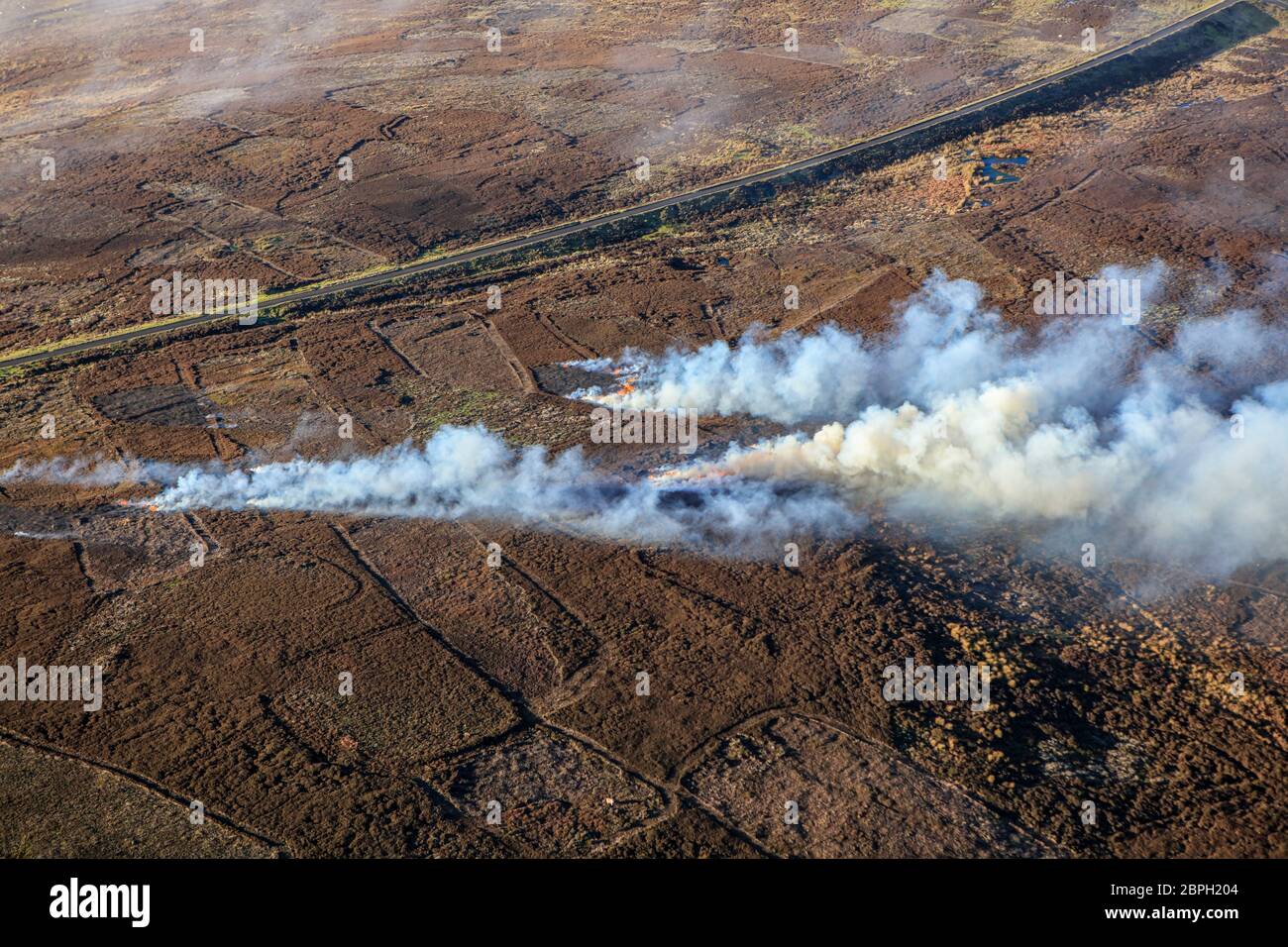 Vue aérienne des landes du Yorkshire, feux de bruyère Banque D'Images