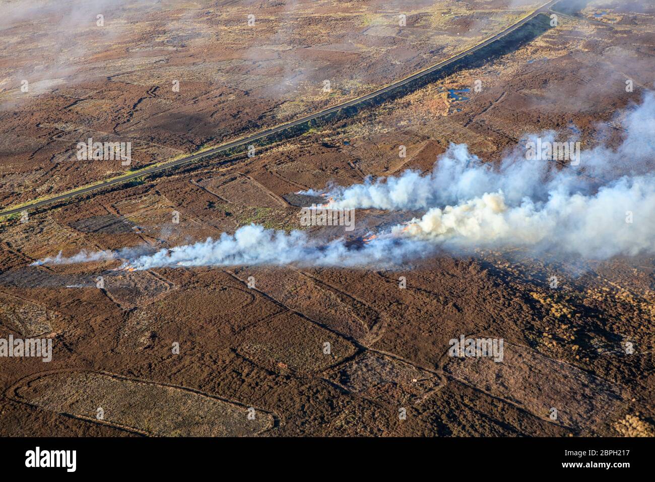 Vue aérienne des landes du Yorkshire feux de bruyère Banque D'Images