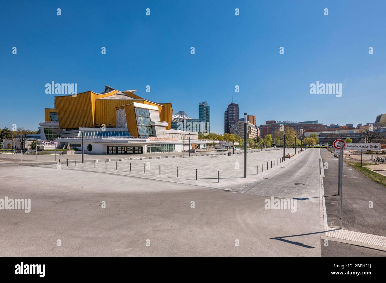 Des rues et des places vides à Berlin pendant la crise de la couronne. En raison de la pandémie de Covid-19, la ville semble déserte. Ici: Berliner Philharmoni Banque D'Images