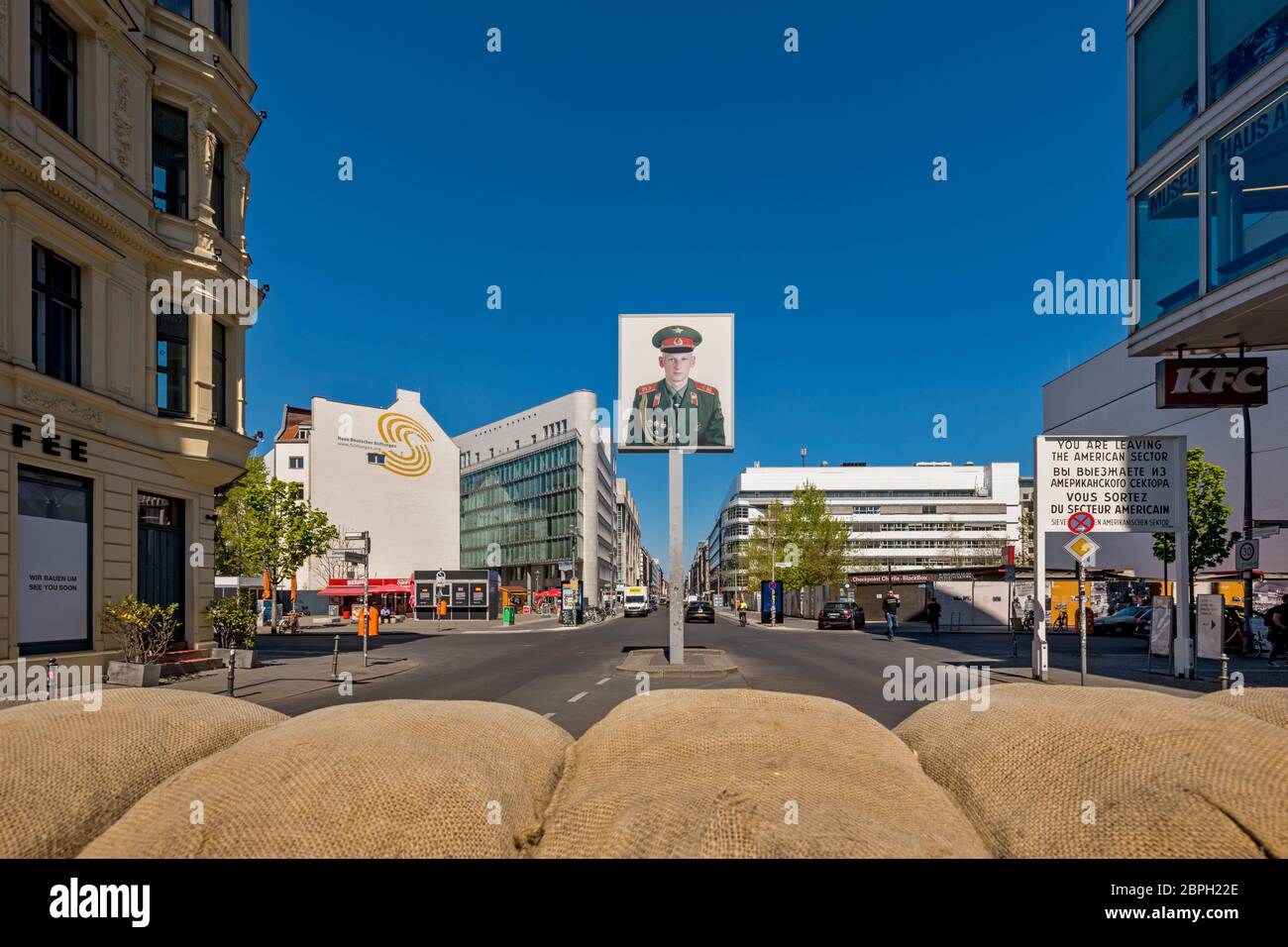 Des rues et des places vides à Berlin pendant la crise de la couronne. En raison de la pandémie de Covid-19, la ville semble déserte. Checkpoint Charlie Banque D'Images