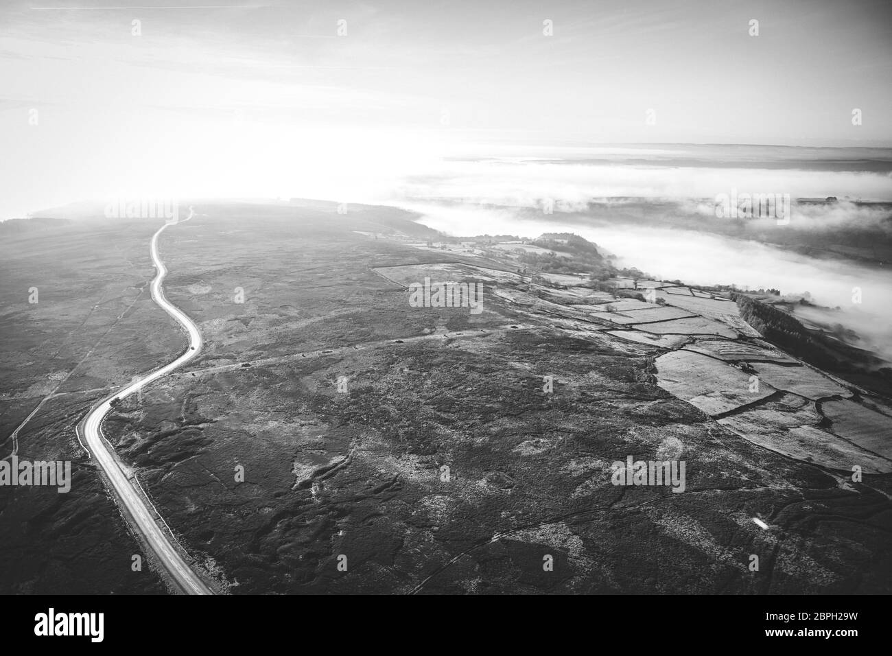 Vue aérienne en noir et blanc d'un Yorkshire Moors nuageux Banque D'Images