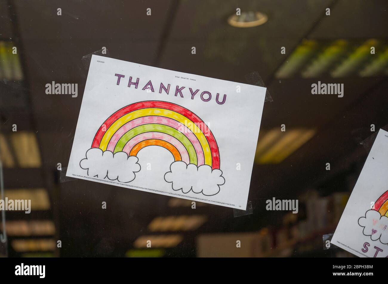 Soutien au panneau arc-en-ciel NHS dans une vitrine de magasin pendant la pandémie Covid-19, Market Harborough, Leicester, Angleterre. Banque D'Images