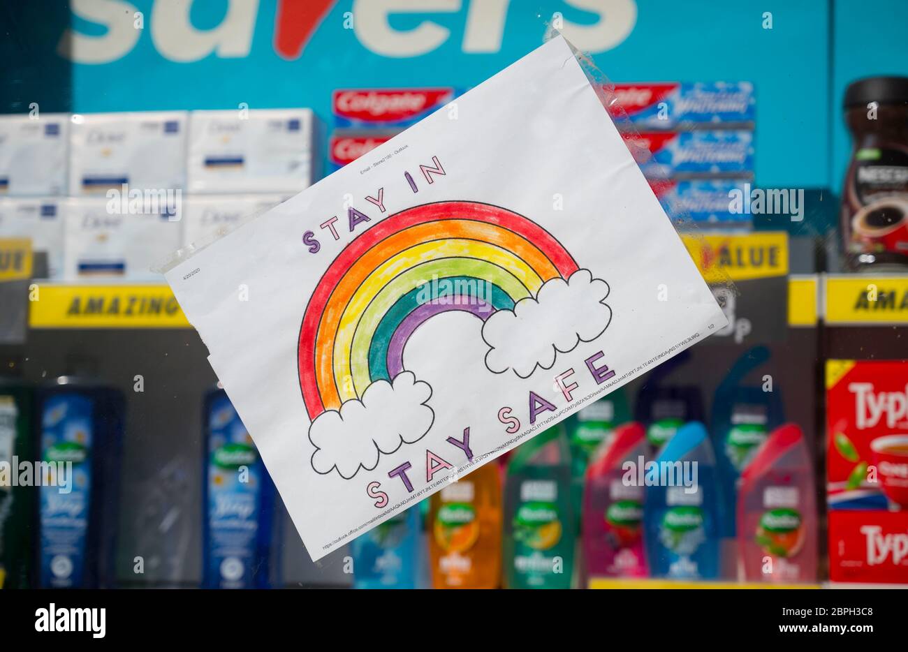 Soutien au panneau arc-en-ciel NHS dans une vitrine de magasin pendant la pandémie Covid-19, Market Harborough, Leicester, Angleterre. Banque D'Images