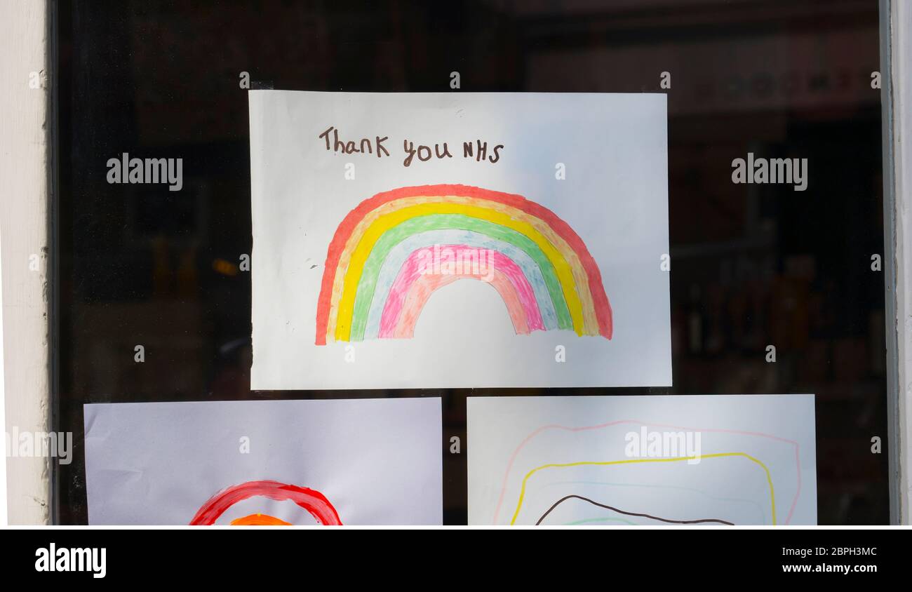 Soutien au panneau arc-en-ciel NHS dans une vitrine de magasin pendant la pandémie Covid-19, Market Harborough, Leicester, Angleterre. Banque D'Images