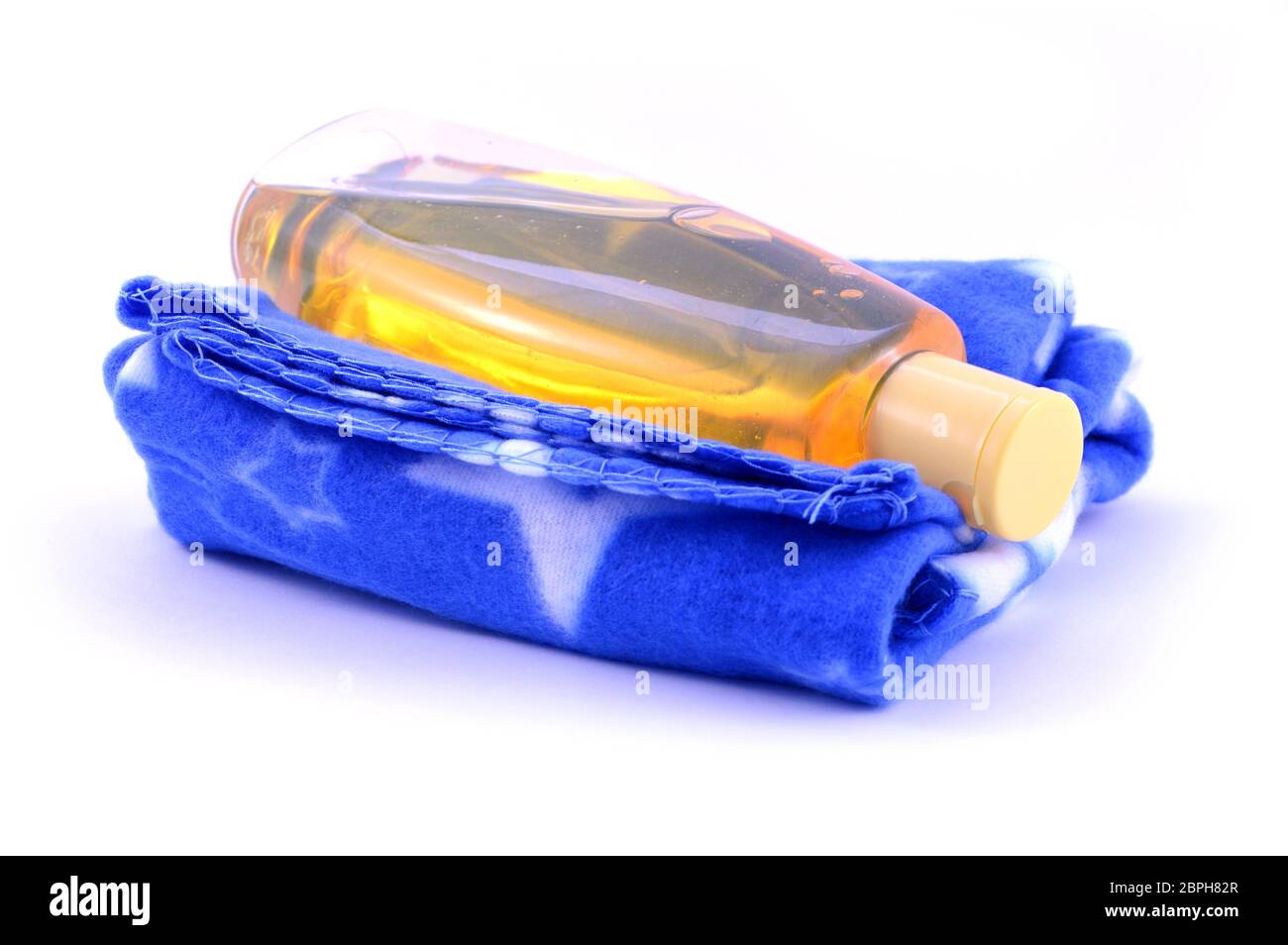 Gros Plan D Une Couverture Isolee Pour Bebe Et D Un Savon Liquide Pour Le Bain Photo Stock Alamy