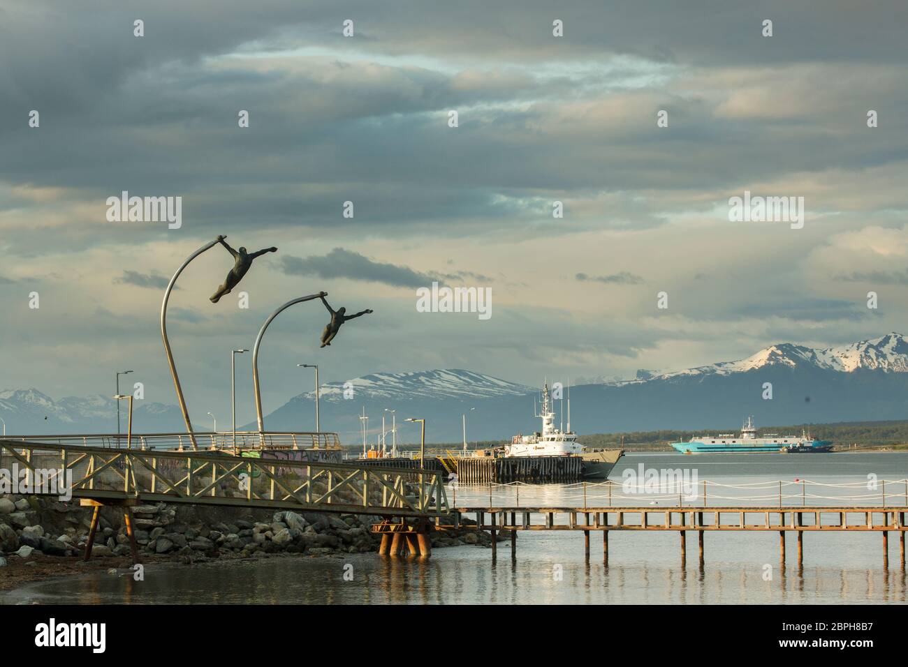 Monumento al Viento Sculpture sur le port à Puerto Natales, Patagonie, Chili Banque D'Images