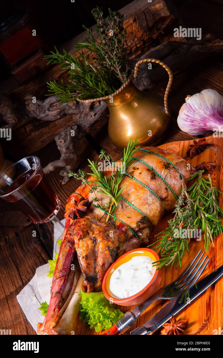 Épaule d'agneau grillée au romarin poulet au four Banque D'Images