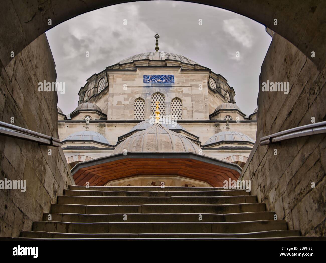 L'entrée voûtée avec un ancien escalier de pierre d'une mosquée à Istanbul Banque D'Images