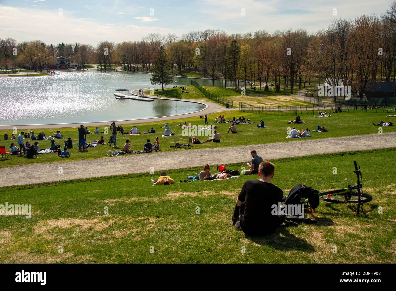 Montréal, CA - 18 mai 2020 : rassemblement de personnes près du lac Beaver lors d'une pandémie de coronavirus Banque D'Images
