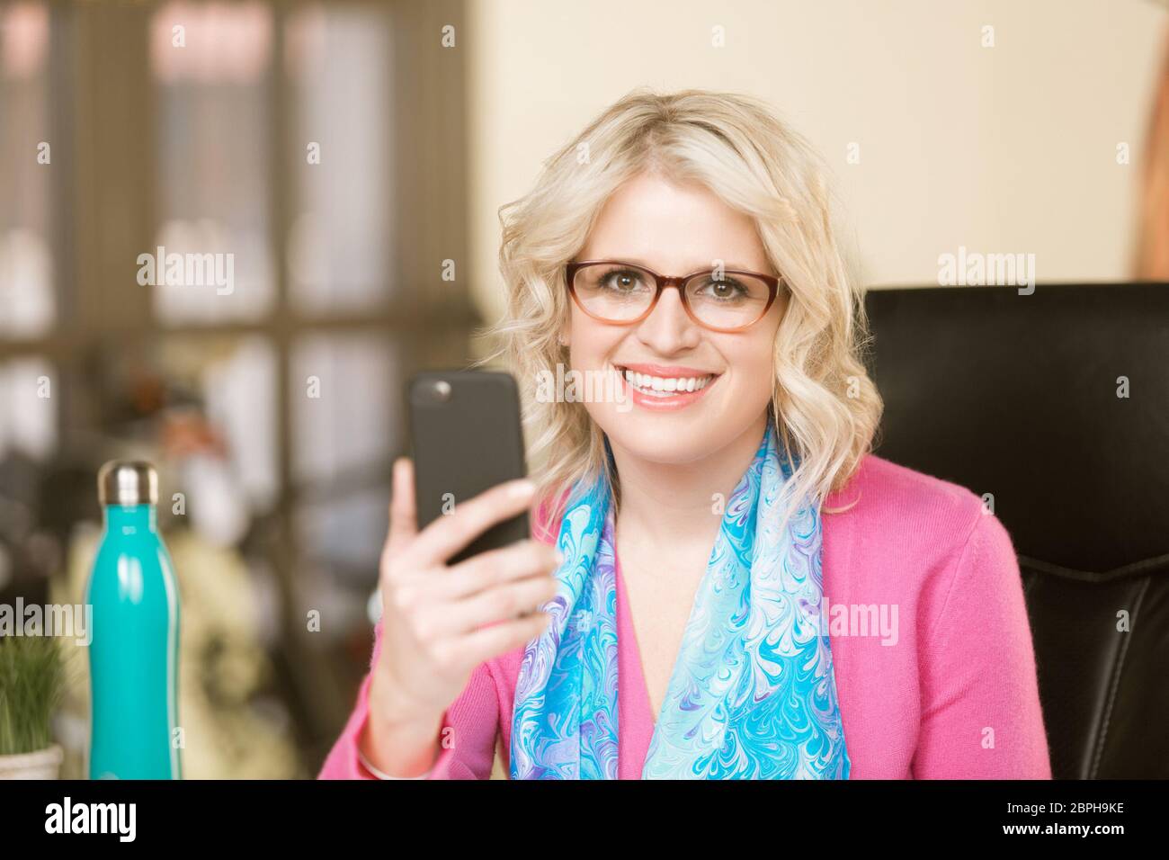 Une femme professionnelle qui utilise un smartphone Banque D'Images