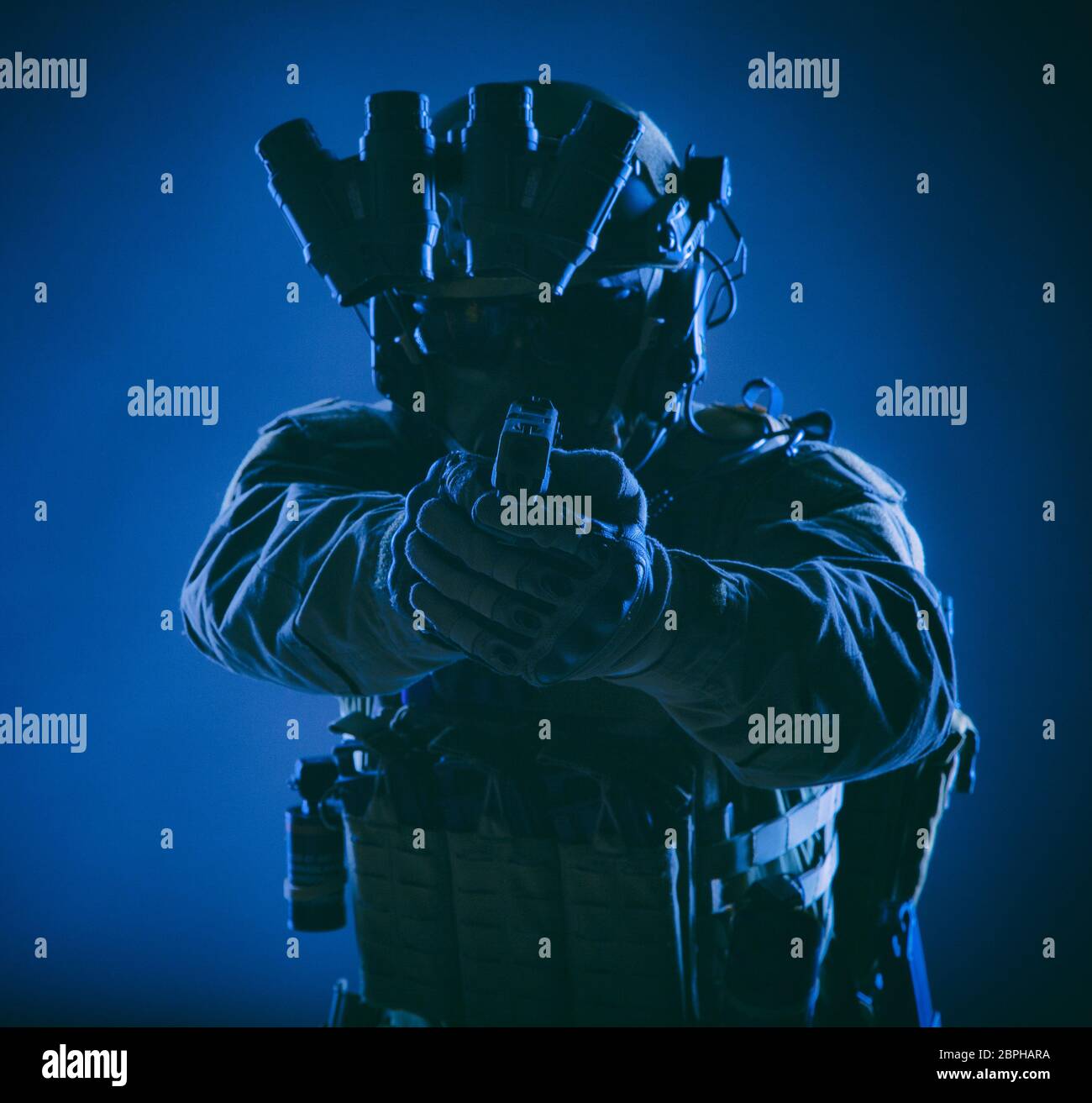 Soldat d'infanterie moderne, forces spéciales, la police chasse agent SWAT en casque et l'armure de corps, équipé d un dispositif de vision, visant avec service pisto Banque D'Images