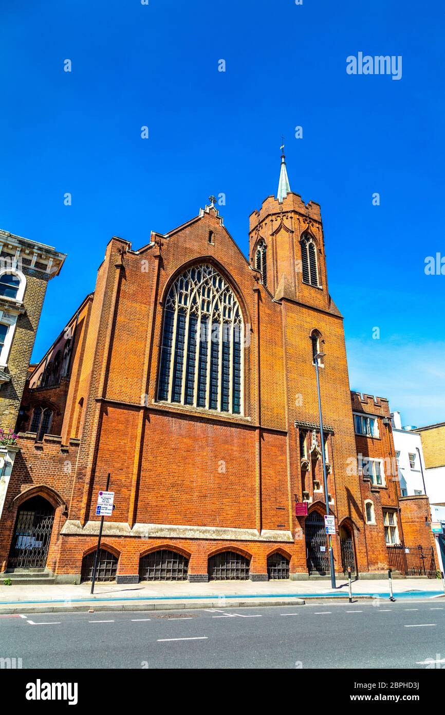 Extérieur de l'église catholique romaine Guardian Angels à Mile End, Londres, Royaume-Uni Banque D'Images