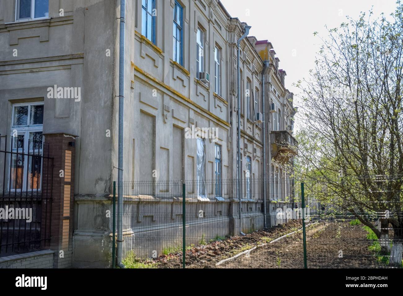 Slavyansk-on-Kuban, Russie - 25 avril 2019 : le bâtiment du Collège agricole, un ancien bâtiment restauré avant la révolution. Banque D'Images