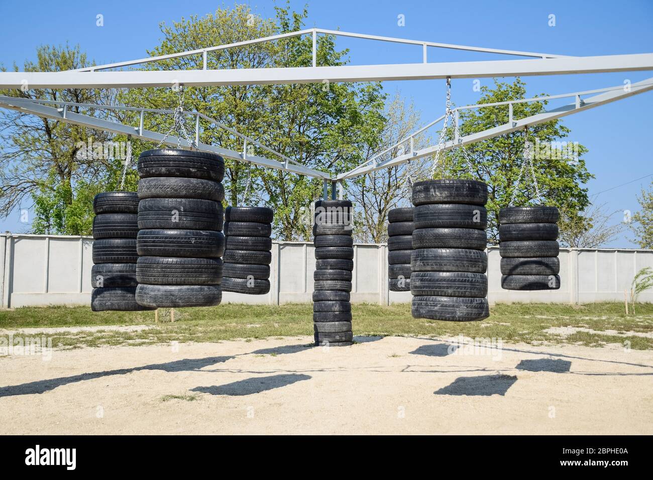 Sacs de perforation faits maison de pneus de voiture. Terrain de sport dans  la cour. Sacs de poinçonnage Photo Stock - Alamy