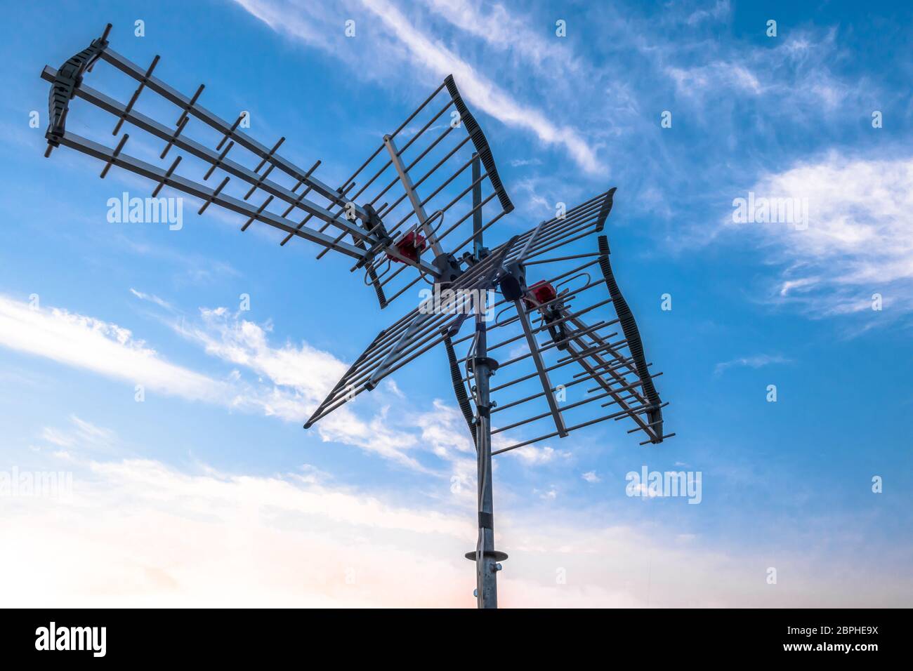 Antenne directionnelle pour la réception de la télévision numérique DVB-T et DVB-T2 contre un ciel bleu Banque D'Images