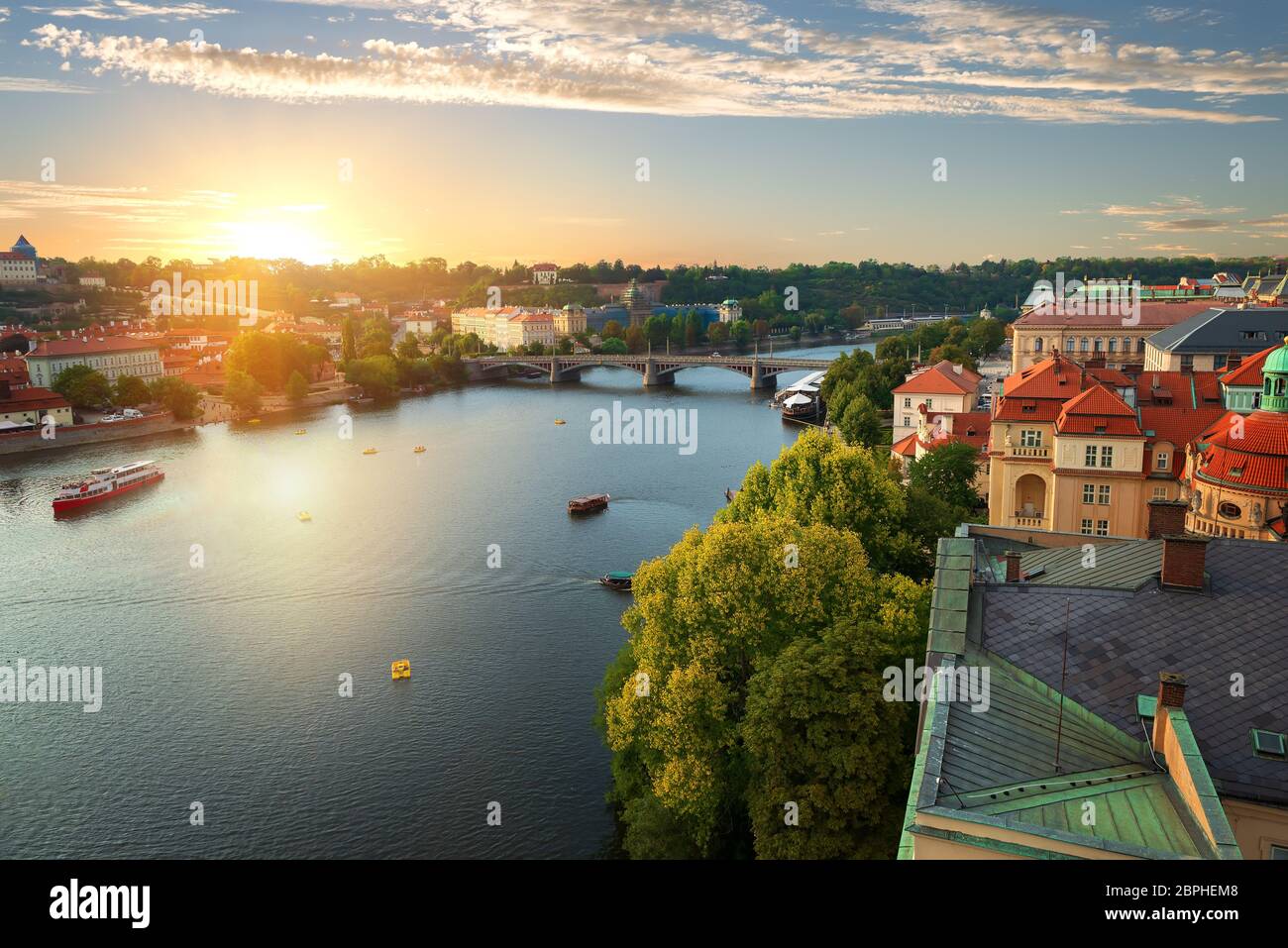 La vue sur la Vltava au-dessus de Prague d'été Banque D'Images