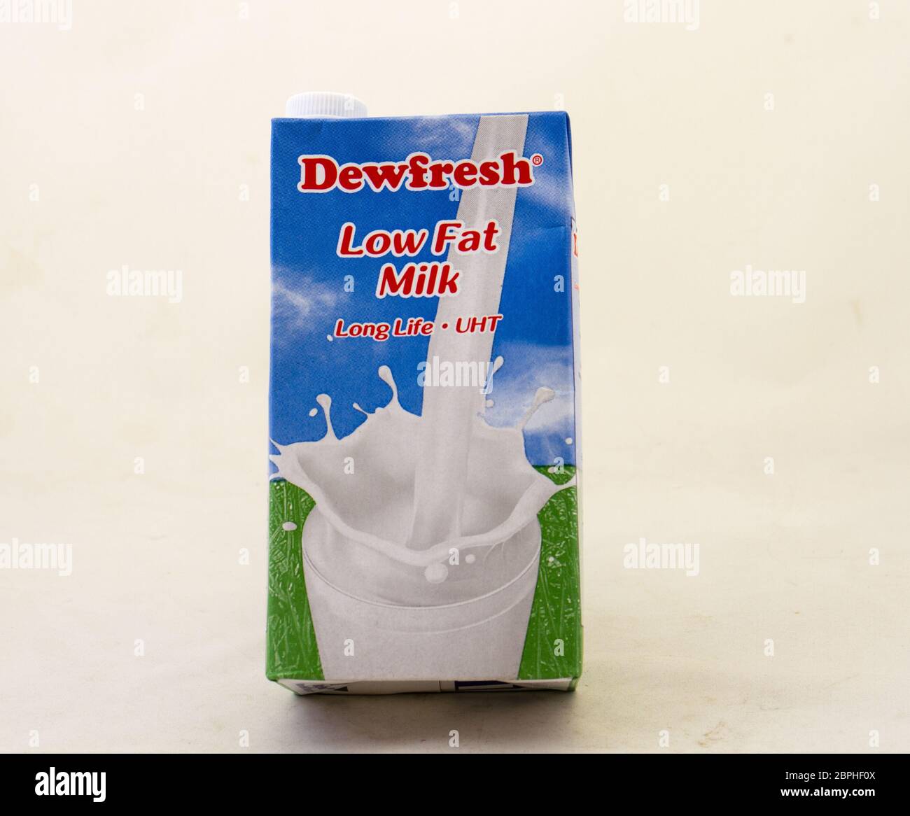 Alberton, Afrique du Sud - une boîte de lait longue vie à faible teneur en matières grasses Dewfresh isolée sur une image de fond claire avec un espace de copie Banque D'Images