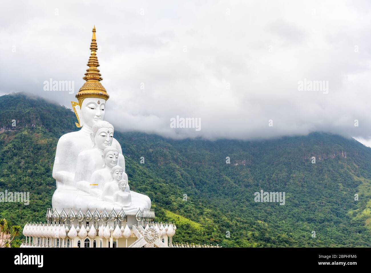 Statue de Bouddha a large white mountain sur cinq corps entouré par la nature avec brouillard nuages couvrir au Wat Phra That Pha Kaew Sorn Temple est un'attra Banque D'Images