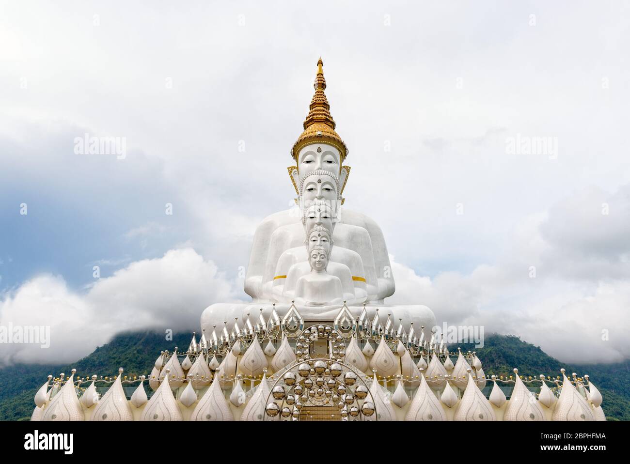 Statue de Bouddha a large white mountain sur cinq corps entouré par la nature avec brouillard nuages couvrir au Wat Phra That Pha Kaew Sorn Temple est un'attra Banque D'Images