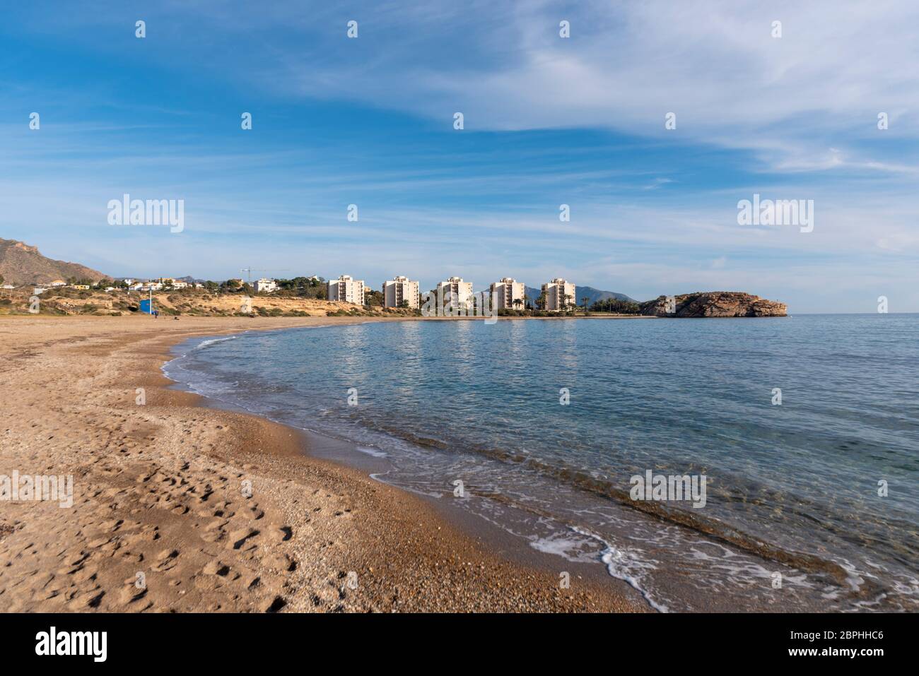 Playa del Mojón à Puerto de Mazarron, région de Murcie, Costa Calida, Espagne. Baie de la mer Méditerranée avec des immeubles Banque D'Images