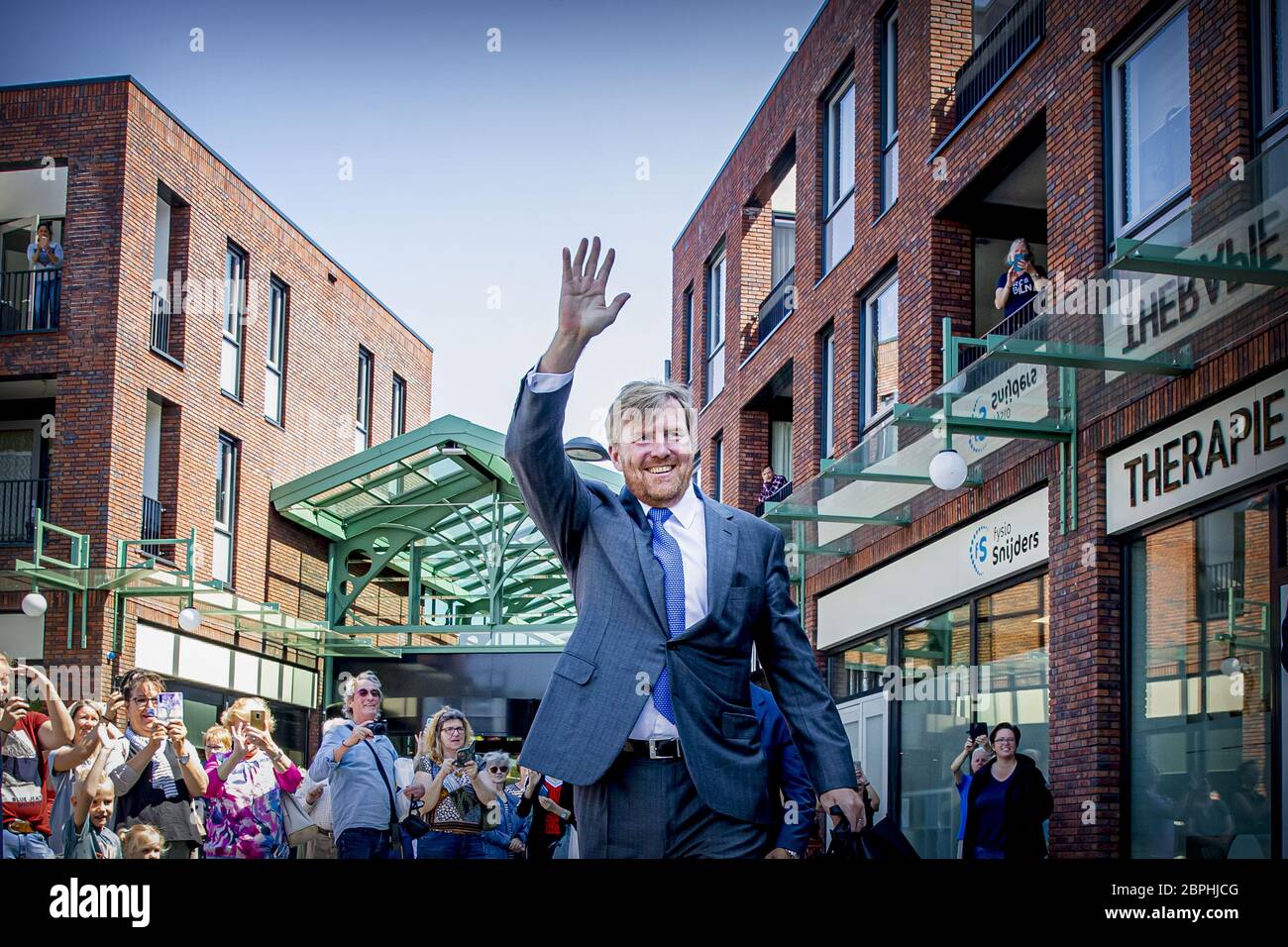 Le roi Willem-Alexander des pays-Bas au centre commercial de Stein, le 19 mai 2020, pour une visite de travail, il visite un coiffeur, un opticien, un salon de manucure et un physiothérapeute, ils ont des professions de contact et - après une période de fermeture forcée - ont commencé leur entreprise de redémarrer le 11 MayPhoto: Albert Nieboer/pays-Bas OUT/point de vue OUT | Banque D'Images