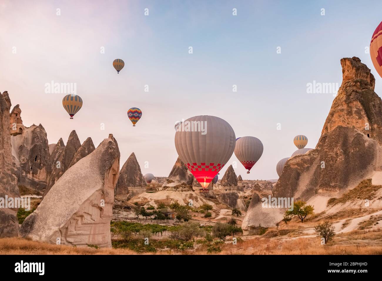 Montgolfières survolant le célèbre paysage de Cappadoce, Turquie Banque D'Images