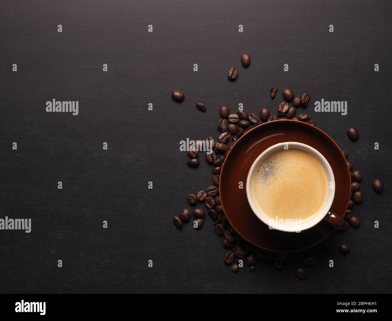 Tasse de café en grains avec un expresso sur le tableau, l'espace pour le texte ou l'image sur le côté gauche Banque D'Images