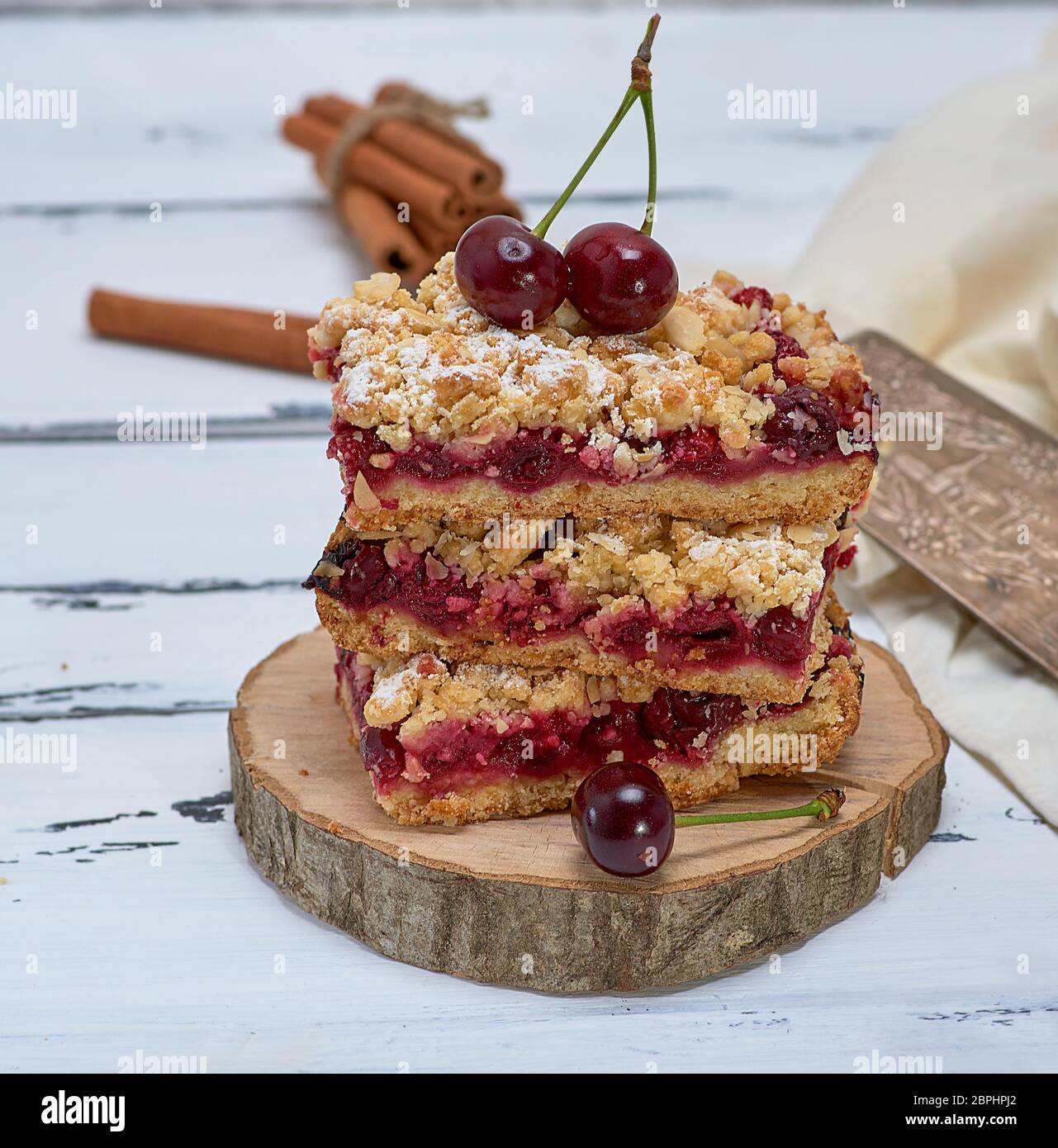 Cake maison avec cherry, la cuisson de la pâte friable, Close up Banque D'Images