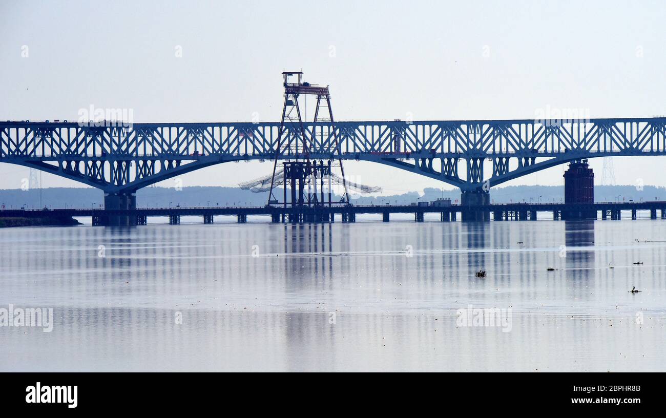 Zhengzhou. 19 mai 2020. Photo prise le 19 mai 2020 montre un pont en construction sur la rivière jaune à Zhengzhou, dans la province de Henan, au centre de la Chine. Le pont de 2016 mètres de long s'est joint mardi. L'étage supérieur est une autoroute à six voies, tandis que l'étage inférieur est un train à quatre voies. La Brigde fait partie de la ligne de chemin de fer de Zhengzhou à Jinan, province de Shandong en Chine orientale. Credit: Zhu Xiang/Xinhua/Alay Live News Banque D'Images