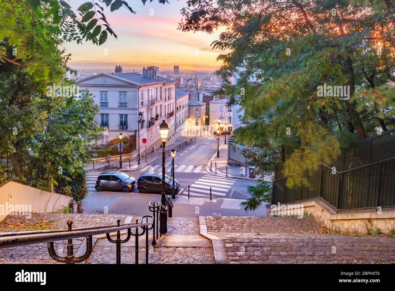 Escalier typique de Montmartre Sacrécoeur dans le matin au lever du soleil, trimestre