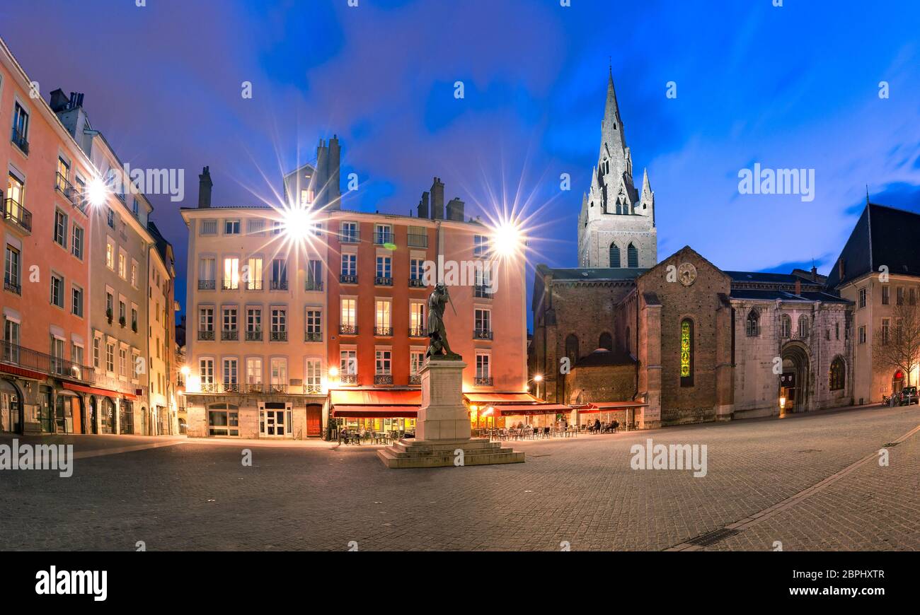 Panorama de Saint Andrew Square avec Collégiale Saint Andrew la nuit, Grenoble, France Banque D'Images