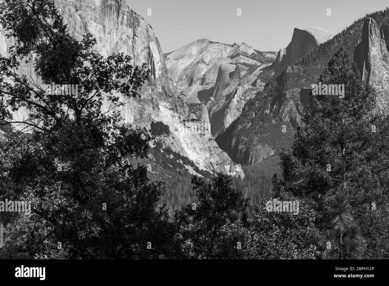 Parc national de Yosemite avec El Capitan, Cathedral Rocks et le demi-dôme en arrière-plan Banque D'Images