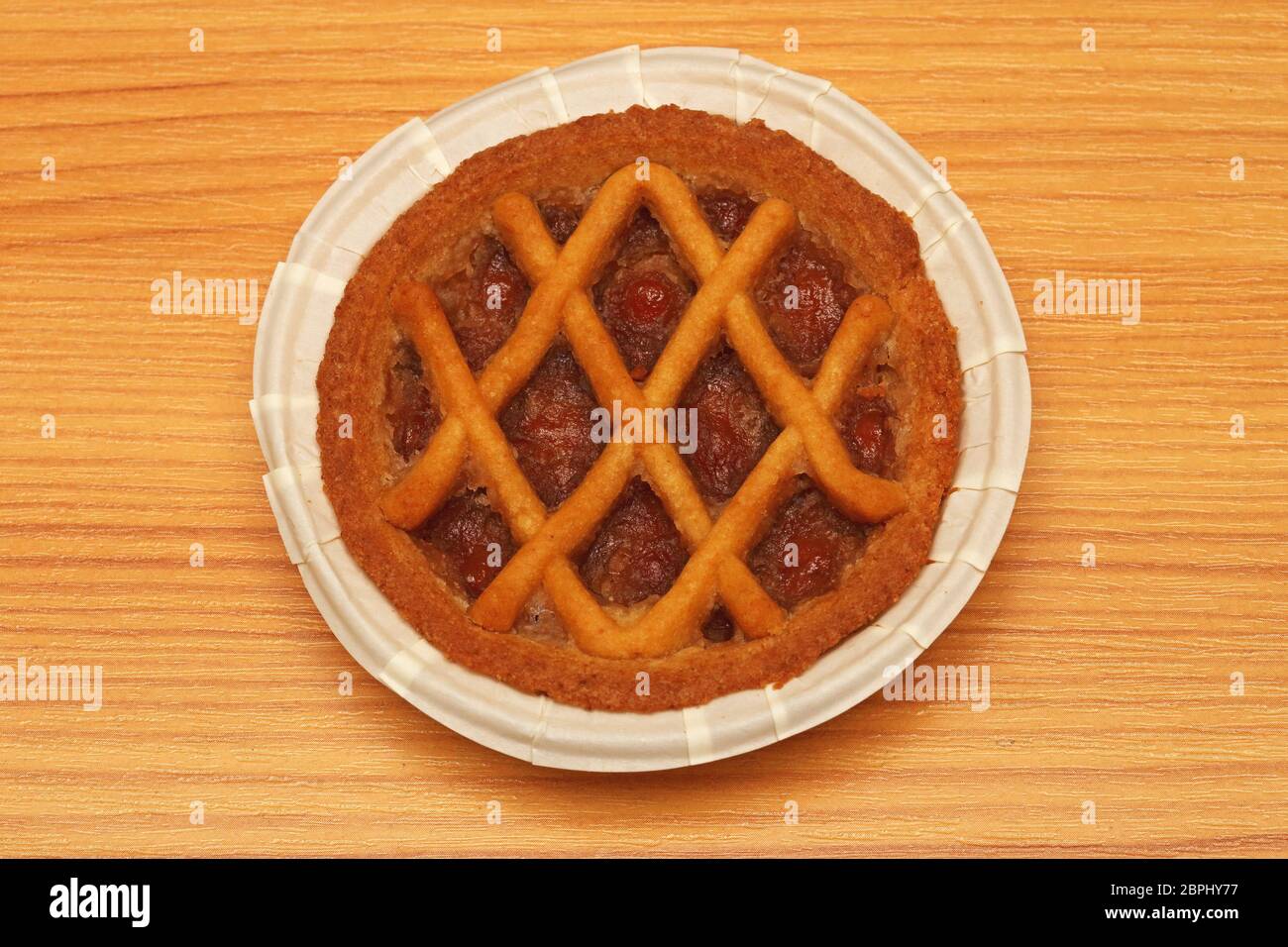 Une petite Tarte aux fraises tarte dans la plaque de papier à table Banque D'Images