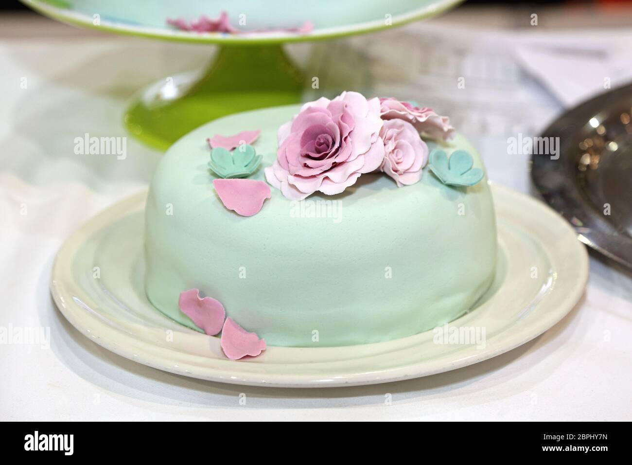 Beau gâteau avec décor fleurs comestibles Photo Stock - Alamy