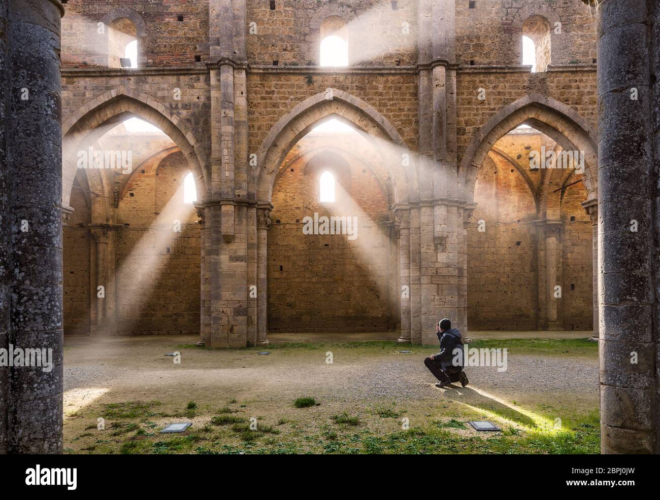 Des rayons de soleil d'hiver éclairant l'église gothique de l'abbaye de San Galgano, près de Sienne Banque D'Images