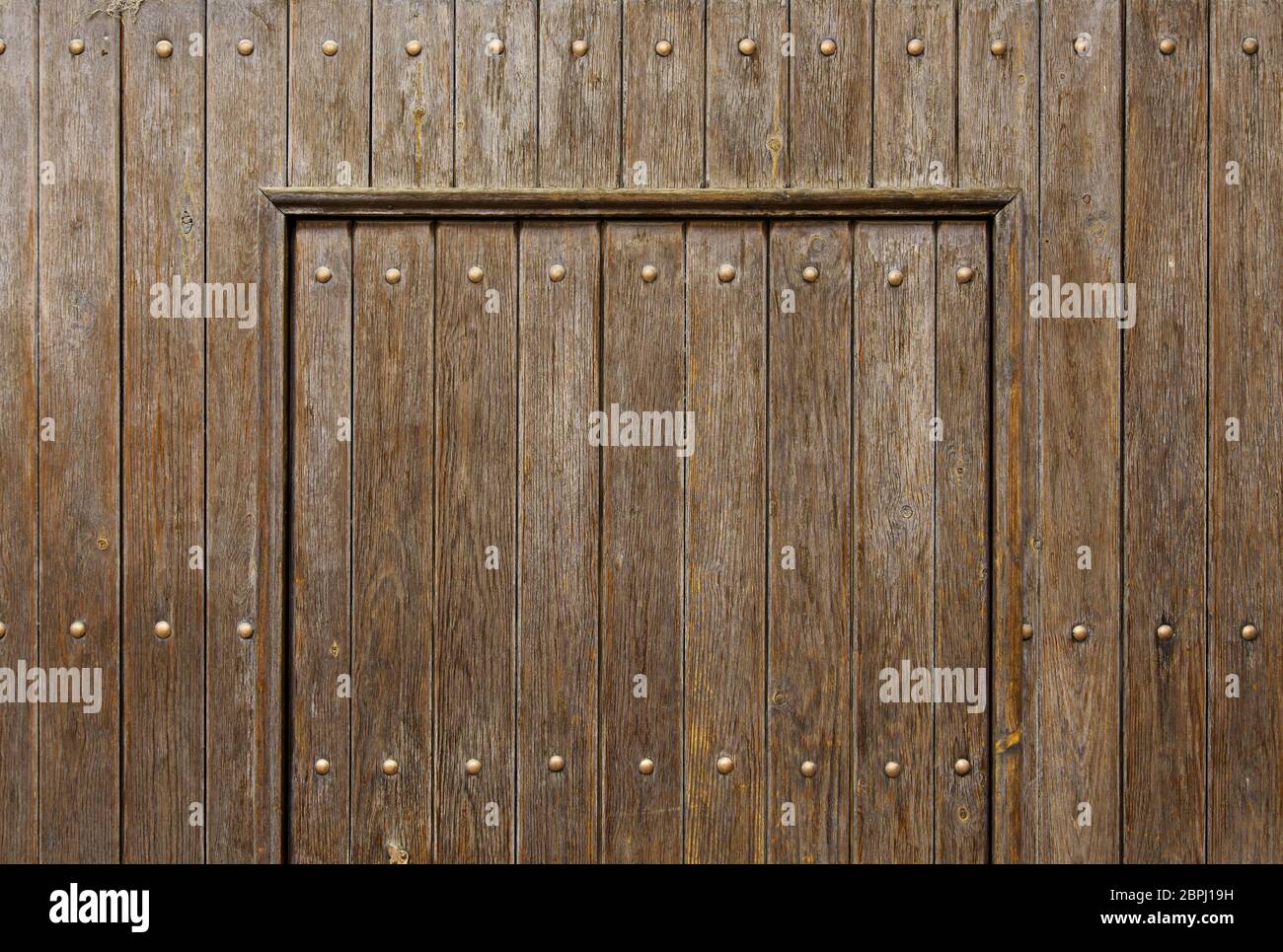 Ancienne porte en bois avec serrure, détail de sécurité et de protection, antiquité Banque D'Images