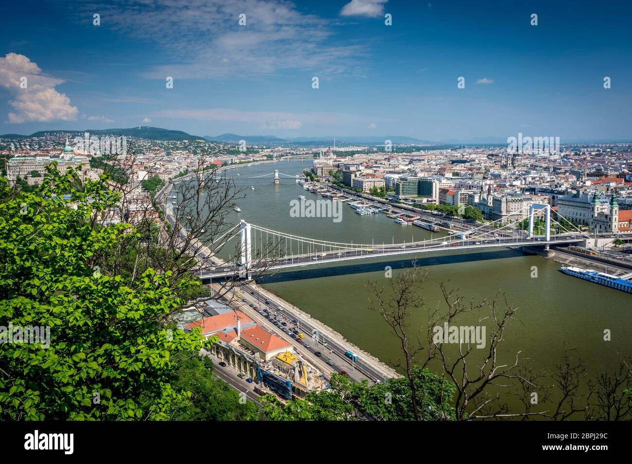 Vue panoramique du pont Elisabeth traversant le Danube, Budapest, Hongrie. Banque D'Images