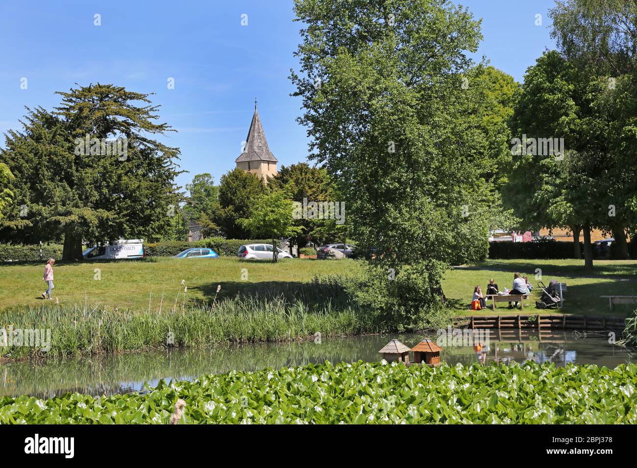 L'étang de canards et le vieux village vert à Sanderstead, Surrey, un village riche du sud du Croydon, Royaume-Uni. L'église de la Toussaint (centre) date de 1230. Banque D'Images