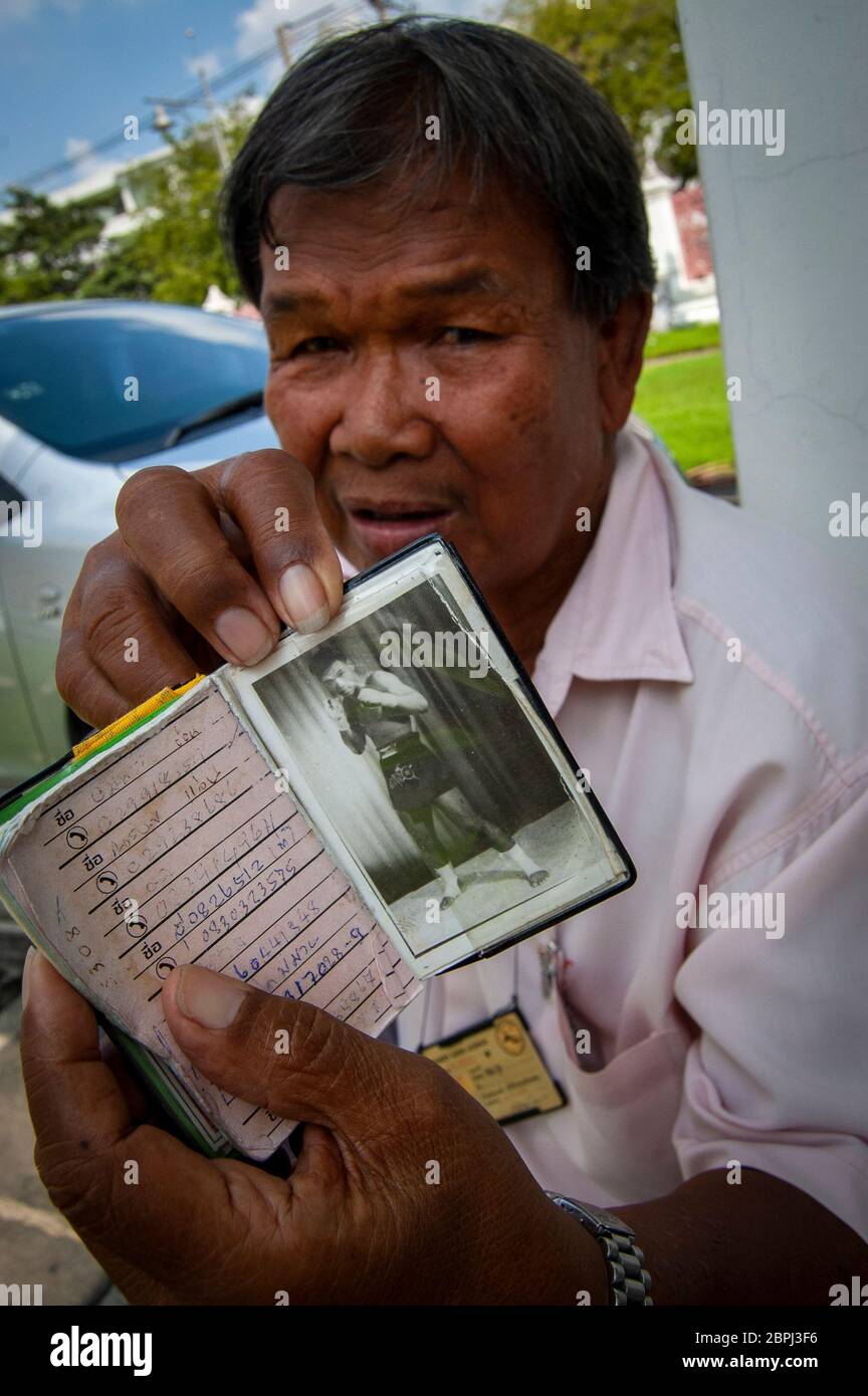 Ancien boxeur thaïlandais à Bangkok. Banque D'Images