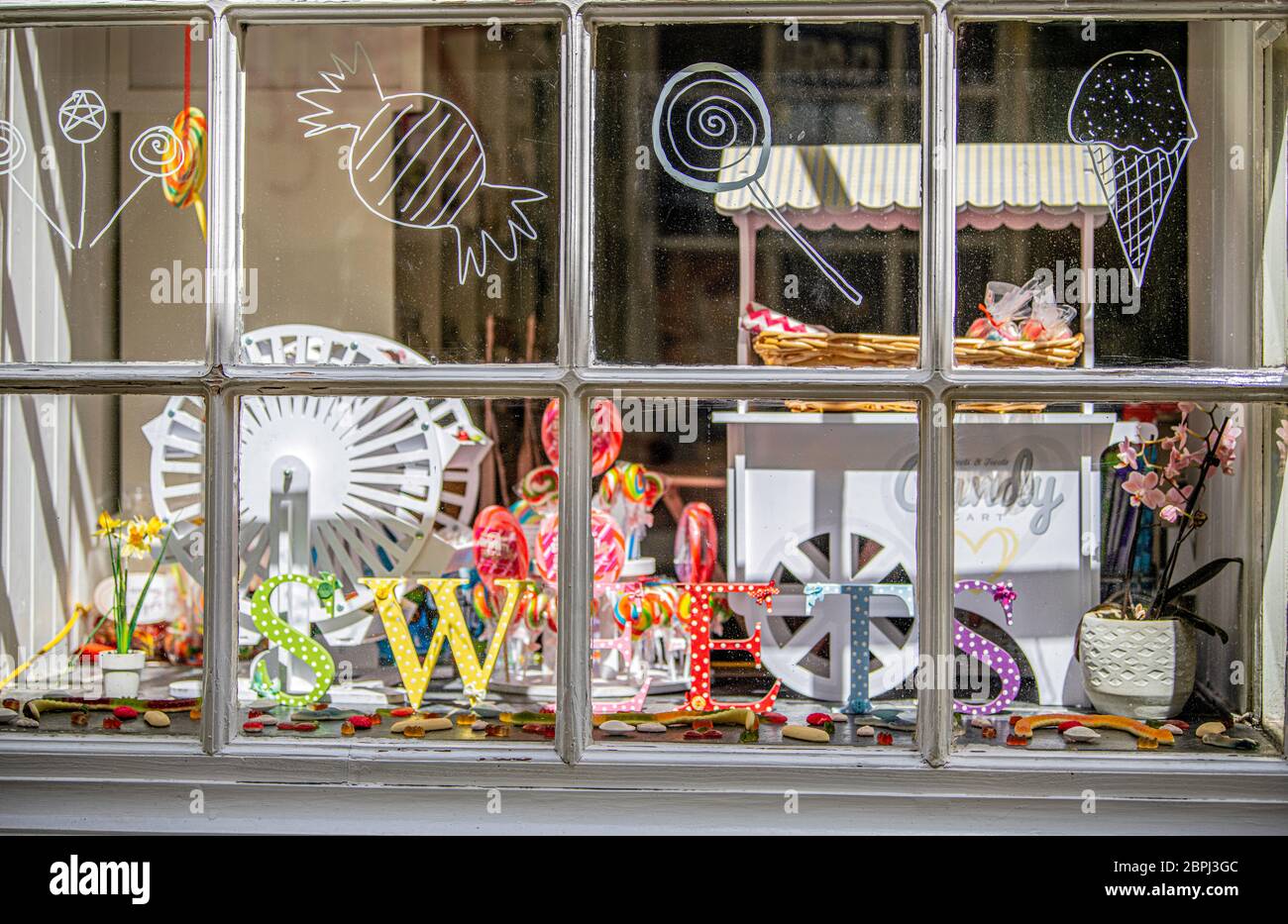 Fenêtre de la boutique de produits sucrés dans un petit village Mai 2020 Marlborough Banque D'Images